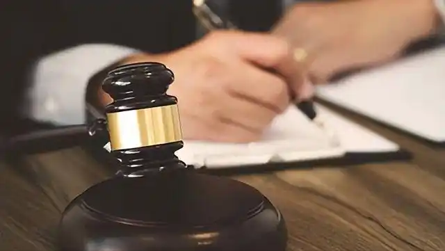 辽宁黑老大邹显卫,把女狱警当情妇,在监狱掌管大权控制警察