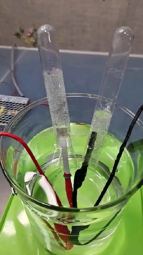 用金属铂(石墨会被氧化)作阳极的电解水实验