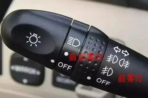 自媒体 正文雨天行车安全性尤其重要, 很多人都以为暴雨天开双闪, 能