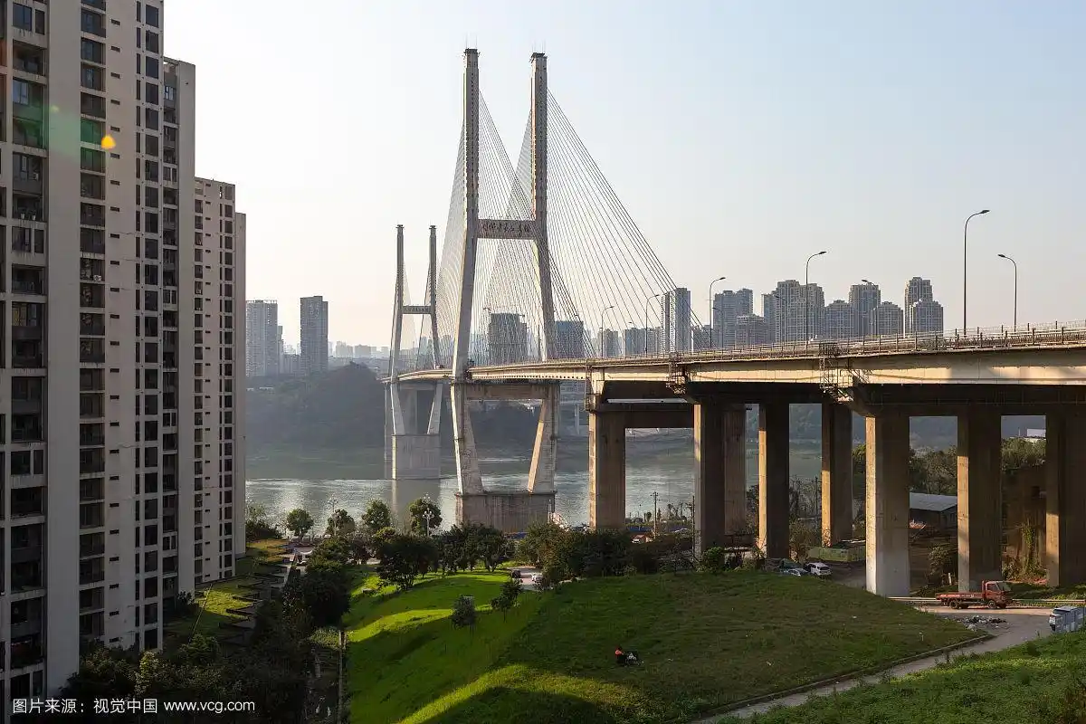 重庆市南岸区大佛寺大桥日落光影全景图