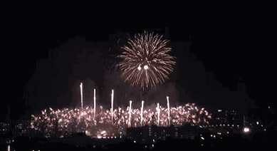 摄浪漫的摩天轮和烟花很配哦~城区不少地方都能看见高空礼花高达180米