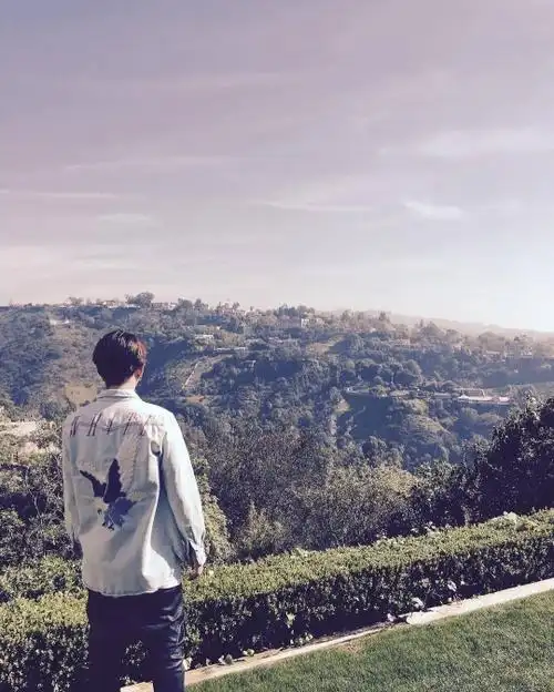 [highlight][新闻]160306 龙俊亨望着远山 帅炸背影图