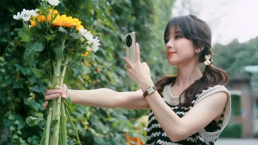 王冰冰身穿黑白无袖衣裳,她和狮头合影,笑容甜美可人,仿佛拥有融化