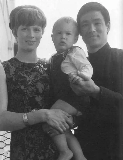 李小龙妻子守寡15年改嫁后被骗独子28岁逝世如今75岁很孤苦