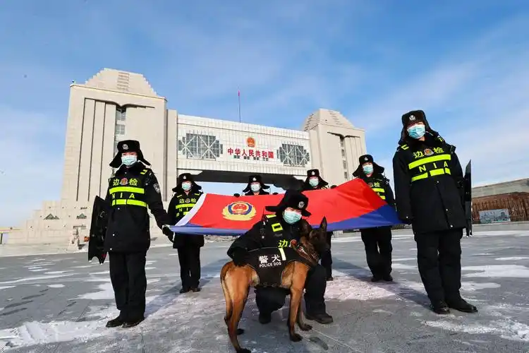 国门卫士致敬中国人民警察节