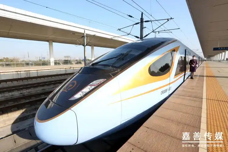 1月20日,新型复兴号"蓝暖男"停靠嘉善南站,全新的cr300bf型复兴号动车