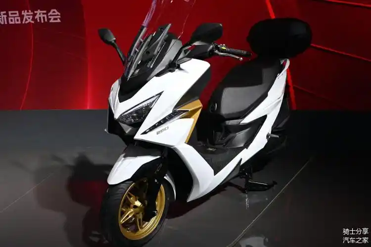 st250纪念版 售价26999元踏板车专家光阳摩托在北京摩博会期间为广大