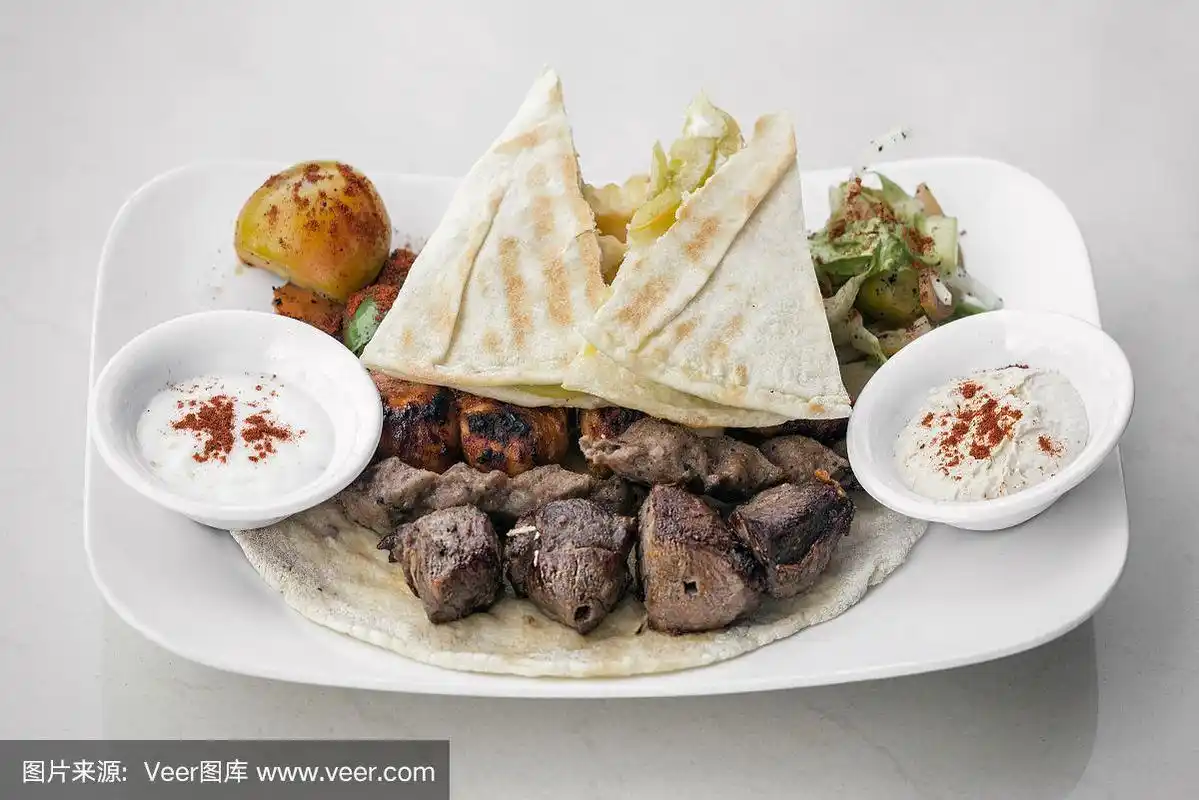 黎巴嫩meshwi混合烧烤烤肉套餐与鸡肉,羊肉和牛肉在贝鲁特餐厅