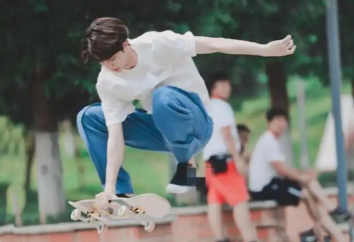 王一博和李易峰走路气场行走的贵公子王一博玩了一下下滑板