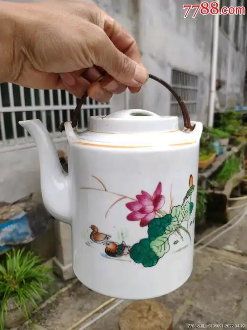 567景德镇瓷器手绘鸳鸯戏水提梁壶