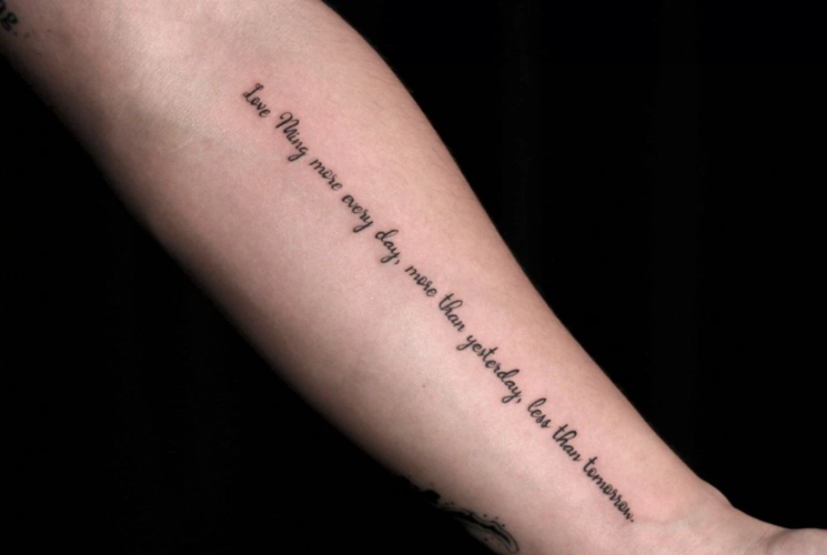 男生手臂英文个性纹身简洁不简单的特殊意义8