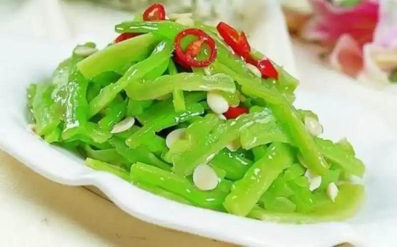 教你清炒苦瓜家常做法,色泽翠绿不变色,苦瓜苦的有味道