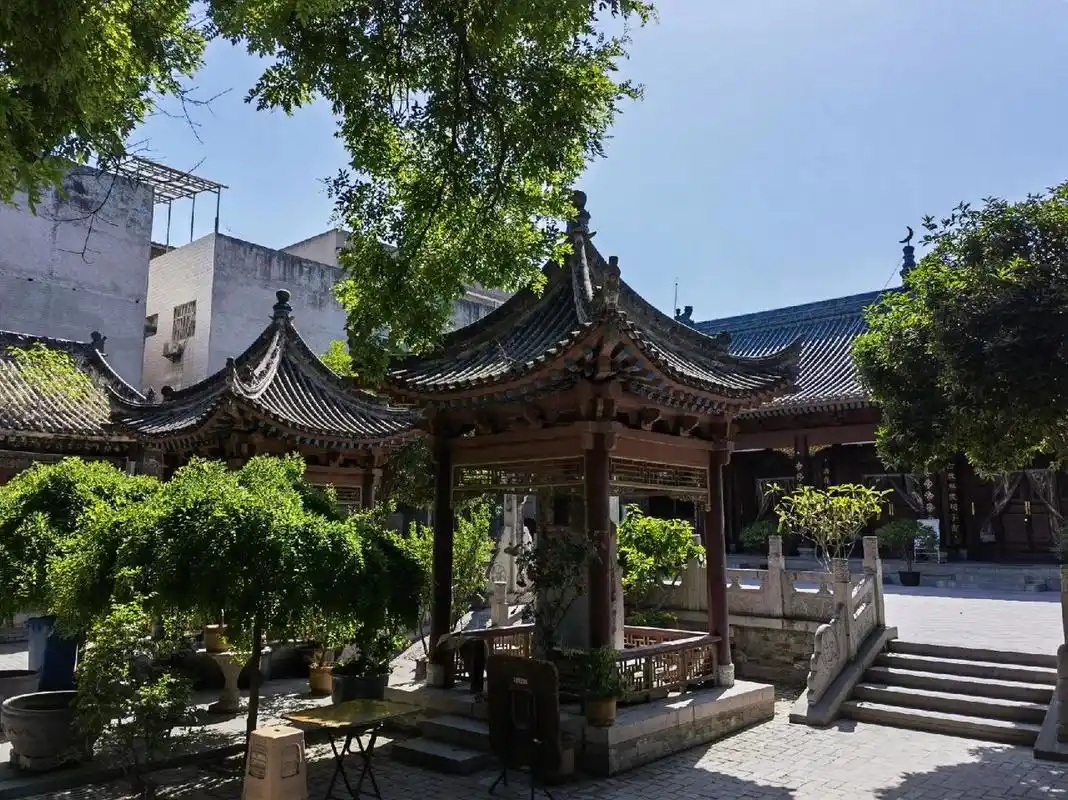 "双碑亭之寺"——大皮院清真寺 大皮院清真寺在西安地区伊斯兰教寺院