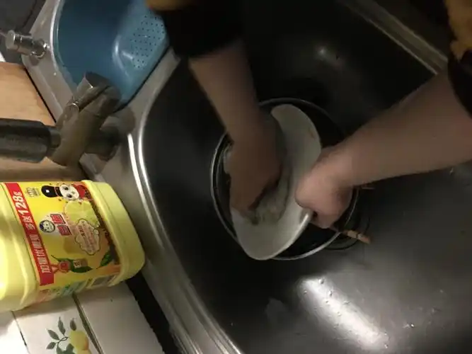 奉上一张平时放学后我给没有带雨伞的同学撑伞的照片吧!