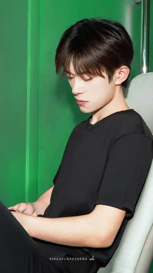 易烊千玺二三逢时戢鳞风起