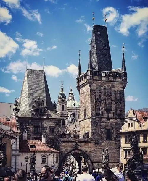 牢间,看到的并非是控诉纳粹罪行,更多的是哈布斯堡时代监狱场景的再现