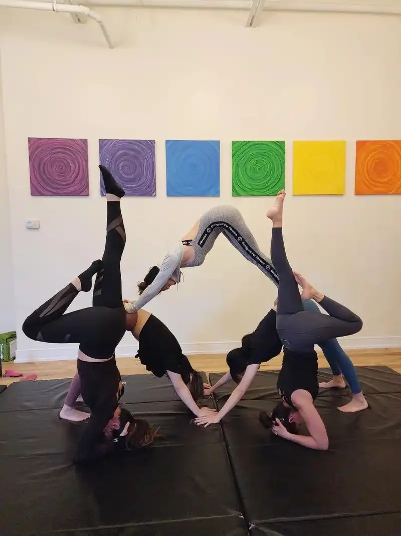 多人一起瑜伽的快乐.