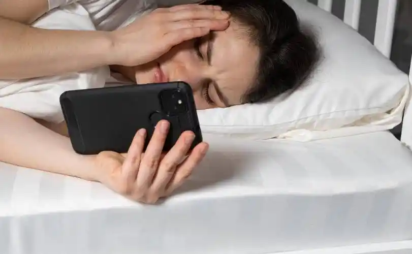 侧躺玩手机竟会影响视力和颈椎健康_保护_生活_问题