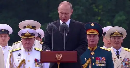 俄罗斯举行"海军节"阅兵 普京神情肃穆检阅军队