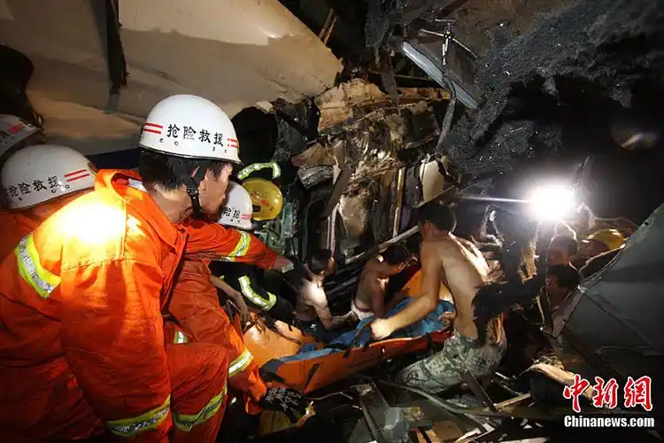 温州动车脱轨两节车厢掉落桥下