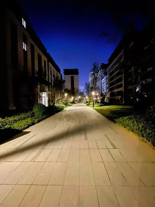 晚上带客户看房,#中梁东方印 小区夜景.小区在售洋房,小高层 - 抖音