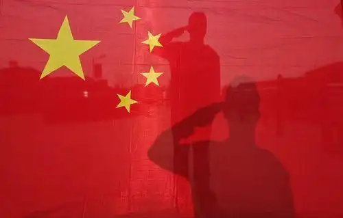 每每看到飘扬而起的国旗时,我们总能在无形中感受到新中国的朝气与