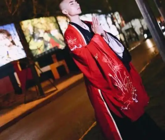 在小编看来这位"佛系小和尚"确实是有很多与众不同的地方,从图片中