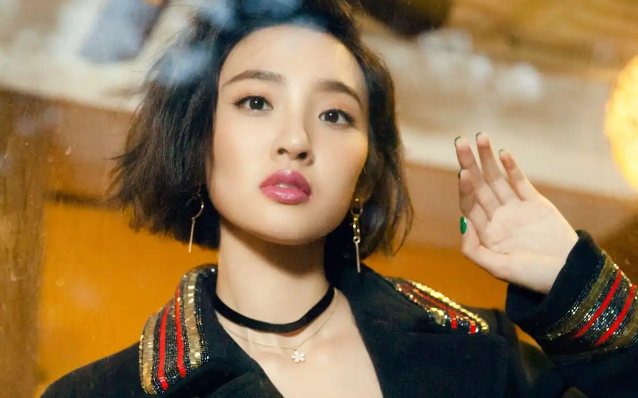 短发美女唐艺昕气质高清桌面壁纸高清大图预览1280x800_大陆明星下载