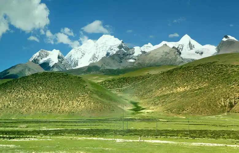天路十九念青唐古拉山主峰海拔7162米山顶终年积雪云雾缭绕她是西藏