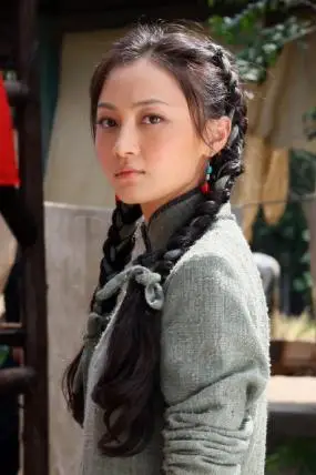 小伙伴们好,今天给大家介绍一部剧,年代剧《光荣大地》是由巍子主演的