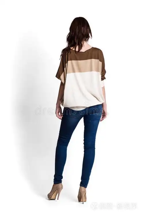 穿上衣的漂亮女人的后背