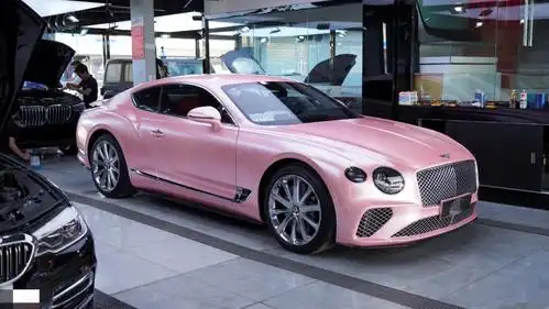 气场十足还不够 我还要它甜美靓丽 改色樱花粉的宾利欧陆很够用