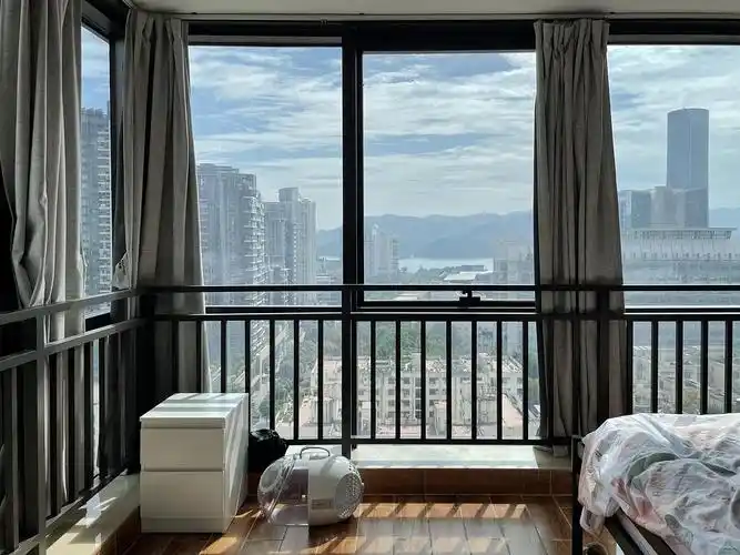 超爱这环绕一圈的落地玻璃窗