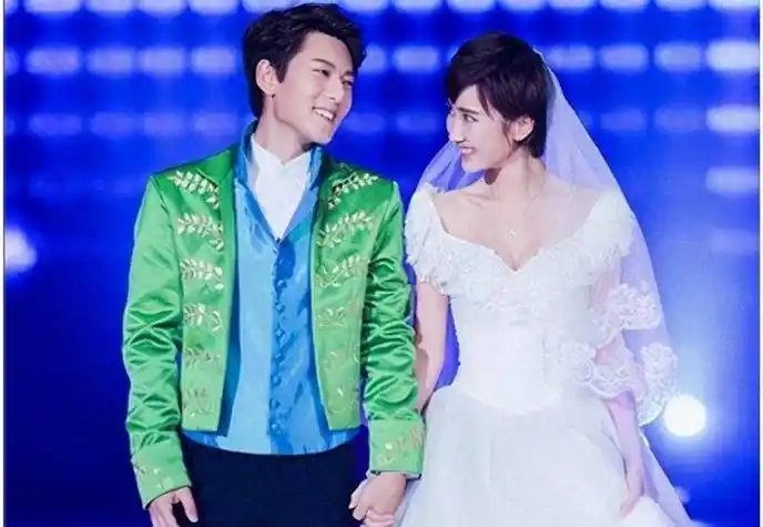 其中,一段电梯监控视频尤为关键,清晰地显示了陈翔带江铠同回家的画面