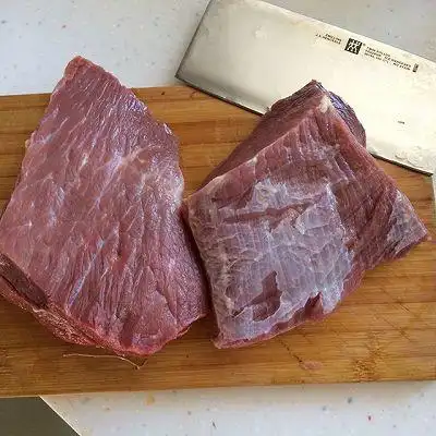 1.将牛肉剃筋,尽量选择瘦牛肉,我选的是牛子盖儿