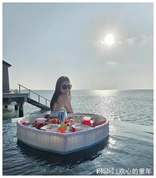 钟嘉欣连环晒度假比基尼照其一见腹部隆起被疑已怀第四胎