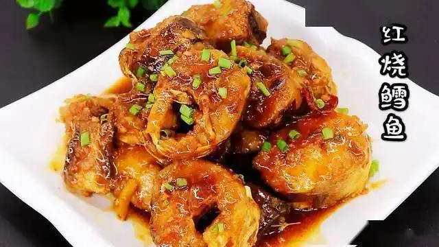 银鳕鱼太贵教你用这鱼做红烧鳕鱼块裹淀粉煎一煎更入味