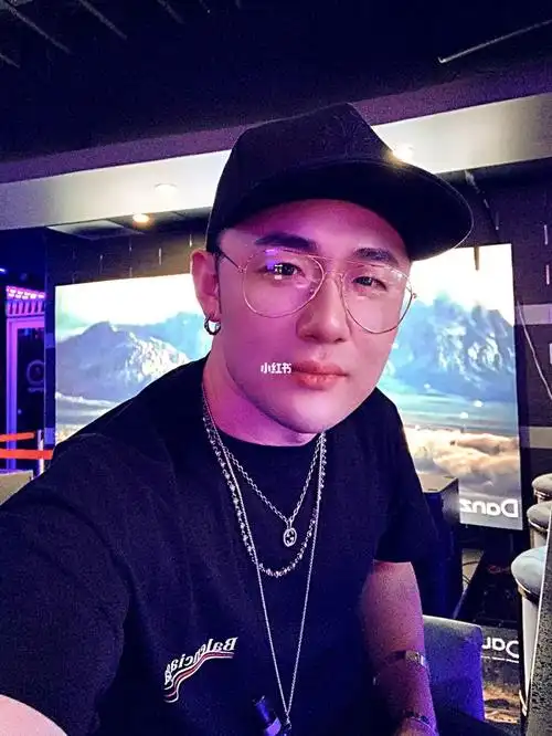 很好,老板很会做生意,服务也很好,店里的所有工作人员也都是帅哥美女