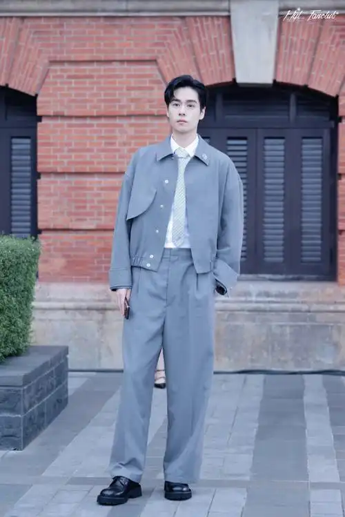 30秒#三位腿精活动现场红毯大片,张艺凡白裙灵动耀眼,胡一天低调优雅