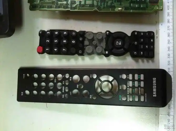 拆修三星液晶电视遥控器看看哪个是原装的