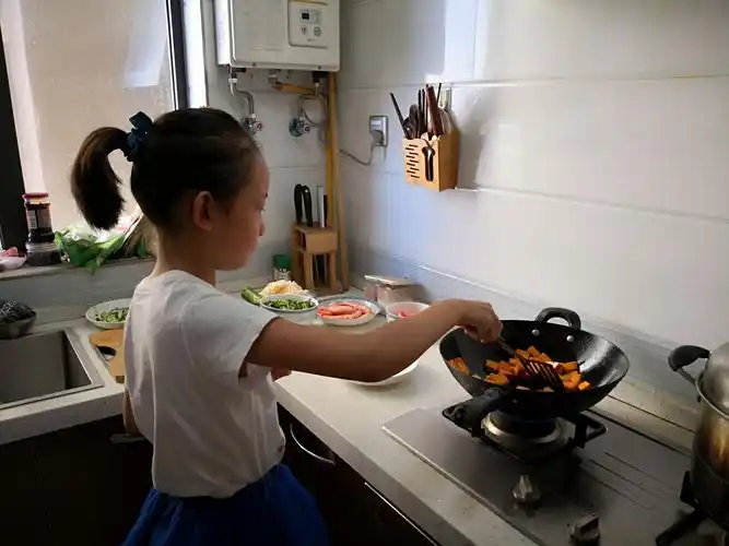 接下来,我来炒菜.听着锅里滋滋拉拉的声音,和整个厨房里扑鼻的香味.