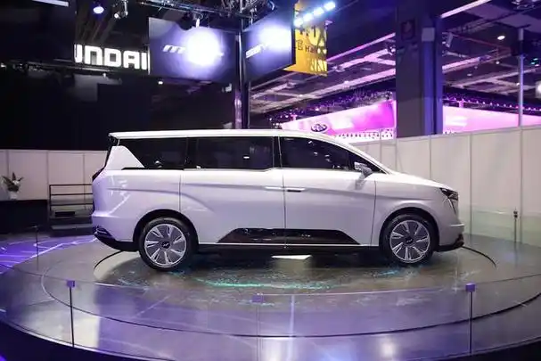 由于该车为纯电动mpv,所以前进气格栅采用全封闭处理,搭配蓝色发光