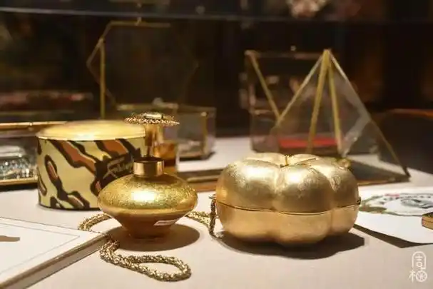 网红楼梯,迪奥香奈儿高定,免费奢侈品展……博物馆居然比街还好逛