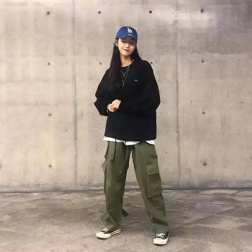 对于刚入门的姐妹来讲,这种卫衣与工装裤的搭配是最为简单的,而且也是