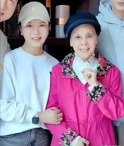 随着年龄的增长,李谷一的身体状况逐渐下降,这也是她淡出公众视线的