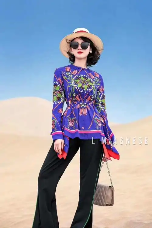 花色上衣搭配黑色长裤