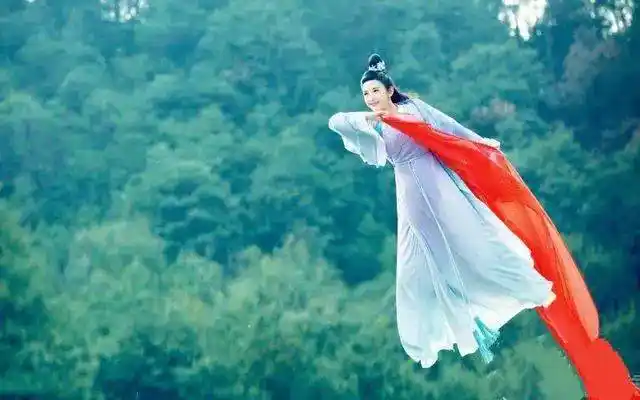 原创女星古装飞行照,杨幂美如花仙子,陈瑶却似在跳高!