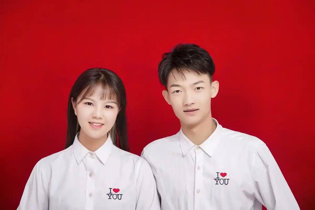 情侣红底照片双人照 #结婚证件照 冬至要一起吃饺子哦@一个 - 抖音