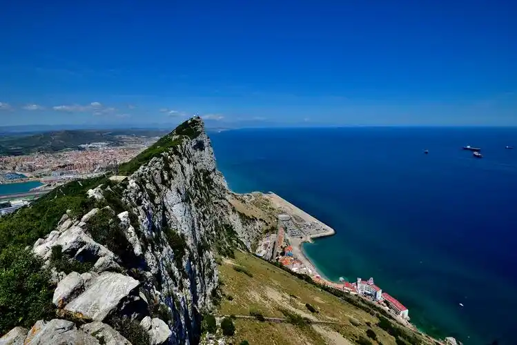 这些遍布各洲各洋的基地控扼国际能源,贸易和军事战略的关键节点,这使