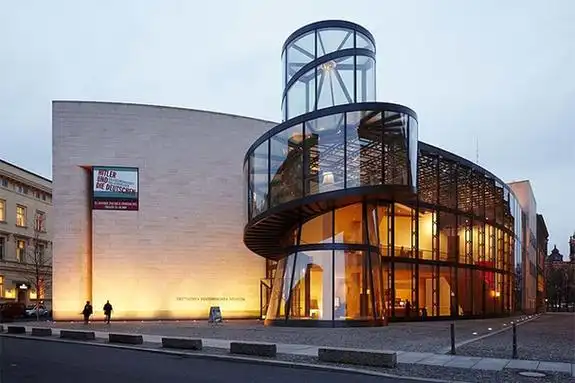 贝聿铭作品以公共建筑,文教建筑为主,被归类为现代主义建筑,善用钢材